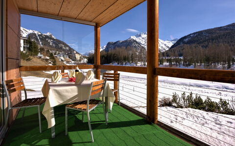Chesa Lej: Ciel, Meubles, Propriété, Table, Chaise, Plante, Bâtiment, Montagne, Ombre, Bois