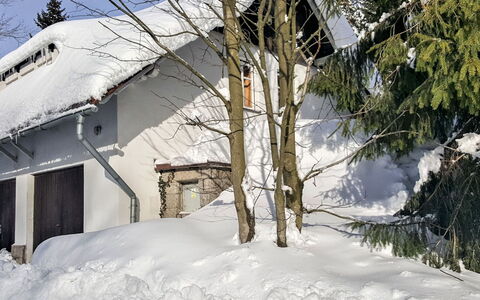 Sedmidomí: Bâtiment, Neige, Ciel, Plante, Fenêtre, Branche, Brindille, Pente, Maison, Arbre