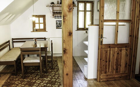 Sedmidomí: Propriété, Fenêtre, Bâtiment, Table, Bois, Design Intérieur, Porte, Architecture, Maison