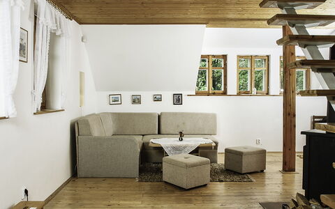 Sedmidomí: Propriété, Meubles, Bâtiment, Fenêtre, Design Intérieur, Bois, Salon, Ombre, Maison, Sol