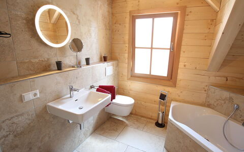 Lärche: Marron, Robinet, Miroir, Luminaire Plomberie, Évier, Propriété, Fenêtre, Baignoire, Lavabo, Salle De Bains
