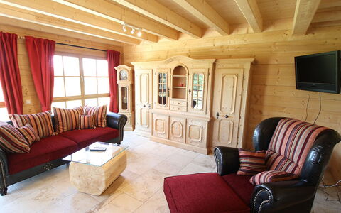 Lärche: Meubles, Propriété, Bâtiment, Fenêtre, Confort, Bois, Design Intérieur, Éclairage, Salon, Canapé