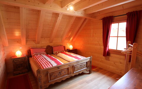 Lärche: Propriété, Meubles, Bâtiment, Confort, Fenêtre, Bois, Orange, Design Intérieur, Cadre De Lit, Sol