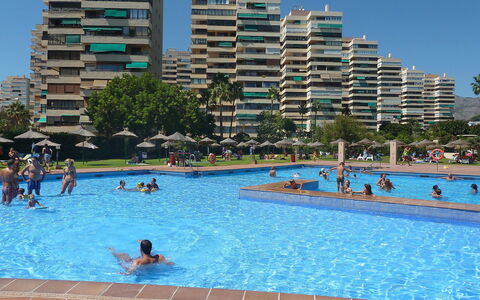 Playamar: L'Eau, Bâtiment, Piscine, Ciel, Bleu Azur, Plan D'Eau, Skyscraper, Loisir, Design Urbain, Amusement