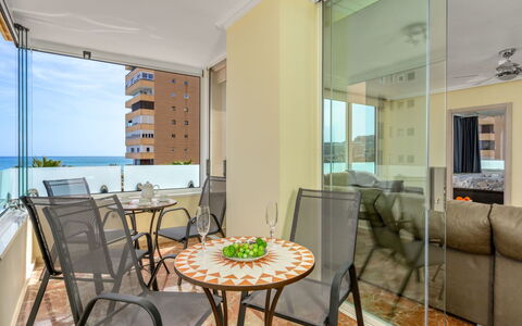 Playamar: Table, Meubles, Propriété, Canapé, Chaise, Bois, Ciel, Architecture, Ombre, Bâtiment