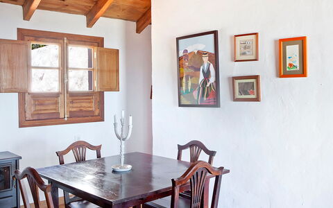 De Aitana: Table, Meubles, Propriété, Bâtiment, Cadre, Chaise, Bois, Design Intérieur, Sol, Fenêtre