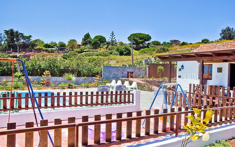 De Aitana: Ciel, Plante, Fenêtre, Bâtiment, Arbre, Bois, Ombre, Clôture, Espace Public, Loisir