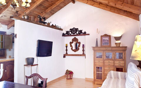 De Aitana: Propriété, Meubles, Cadre, Bleu, Bois, Design Intérieur, Éclairage, Table, Sol, Jaune