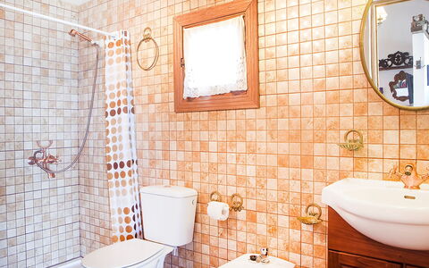 De Aitana: Marron, Miroir, Luminaire Plomberie, Évier, Propriété, Robinet, Lavabo, Salle De Bains, Violet, Design Intérieur
