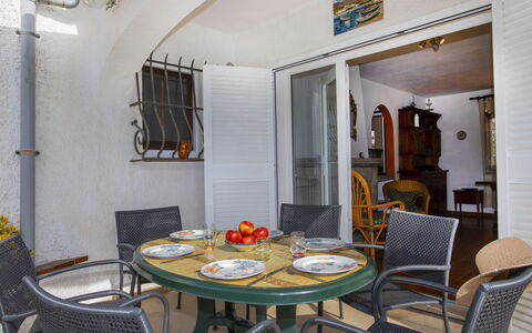 Marie: Meubles, Table, Ciel, Chaise, Bois, Design Intérieur, Arbre, Sol, Ombre, Bâtiment