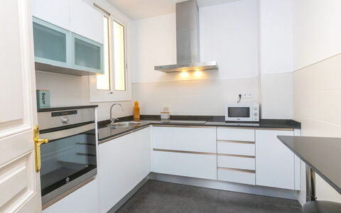 Eix.dret:roger de Lluria Valencia: Cabinetry, Comptoir, Meubles, Cuisinière, Bâtiment, Cuisine, Appareil De Cuisine, Bois, Électroménager, Design Intérieur