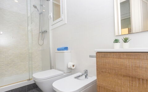 Eix.dret:roger de Lluria Valencia: Luminaire Plomberie, Propriété, Robinet, Fenêtre, Produit, Salle De Bains, Violet, Plante, Design Intérieur, Sol