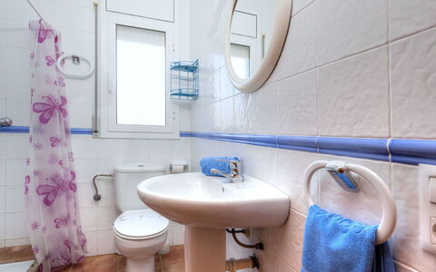 Villa Santa Marta Ii: Miroir, Robinet, Luminaire Plomberie, Évier, Propriété, Lavabo, Blanc, Violet, Salle De Bains, Design Intérieur