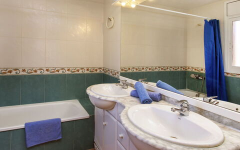 Villa Malva Ii: Robinet, Miroir, Luminaire Plomberie, Évier, Lavabo, Propriété, Bleu, Bleu Azur, Violet, Salle De Bains