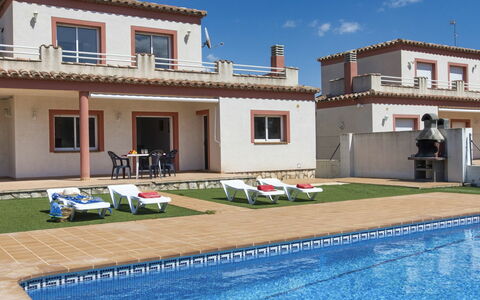 Villa Malva Ii: L'Eau, Ciel, Propriété, Bâtiment, Fenêtre, Piscine, Bleu Azur, Bleu, Nuage, Plante