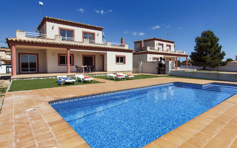 Villa Malva Ii: L'Eau, Ciel, Propriété, Bâtiment, Plante, Piscine, Fenêtre, Bleu Azur, Rectangle, Nuage
