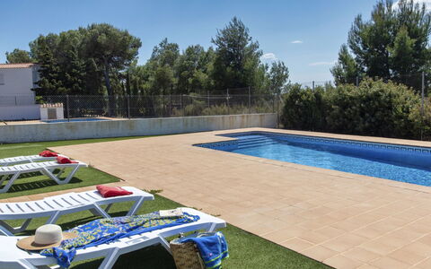 Villa Malva Ii: Ciel, Plante, L'Eau, Piscine, Bleu, Arbre, Mobilier De Jardin, Ombre, Herbe, Table