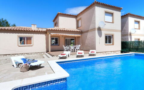 Villa Mimosa i: L'Eau, Ciel, Propriété, Plante, Bâtiment, Piscine, Bleu, Bleu Azur, Fenêtre, Mobilier De Jardin