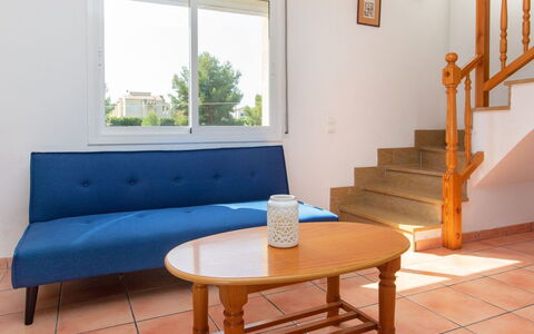 Villa Mimosa i: Meubles, Propriété, Canapé, Table, Bleu Azur, Bois, Design Intérieur, Rectangle, Confort, Salon
