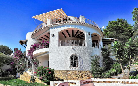 Flova: Plante, Ciel, Fenêtre, Bâtiment, Arbre, Maison, Mur, Immobilier, Façade, Toit
