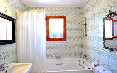 Flova: Robinet, Baignoire, Luminaire Plomberie, Propriété, Fenêtre, Bâtiment, Salle De Bains, Violet, Évier, Bleu