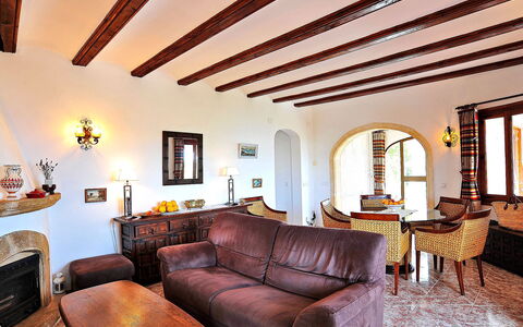 Flova: Meubles, Propriété, Canapé, Cadre, Fenêtre, Bois, Table, Éclairage, Architecture, Bâtiment