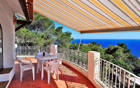 Flova: Propriété, Meubles, Table, Ciel, Ombre, Mobilier De Jardin, Porche, Bois, Arbre, Chalet