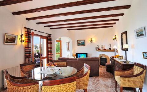 Flova: Table, Meubles, Propriété, Cadre, Décoration, Chaise, Design Intérieur, Bois, Architecture, Sol