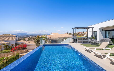 Megin: Ciel, Plante, Propriété, L'Eau, Bâtiment, Bleu Azur, Piscine, Éclairage, Plan D'Eau, Ombre