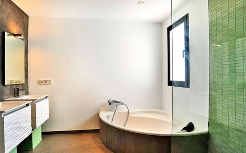 Megin: Salle De Bains, Pièce, Design Intérieur, Propriété, Sol, Tuile, Bâtiment, Architecture, Luminaire Plomberie, Plafond