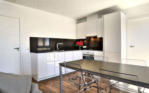 Megin: Meubles, Comptoir, Pièce, Design Intérieur, Propriété, Cuisine, Bâtiment, Cabinetry, Table, Maison