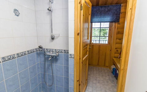 Kaukonraitti 4 C 2: Bois, Sol, Sol, Luminaire Plomberie, Plomberie, Pièce, Tuile, Douche, Tache De Bois, Salle De Bains