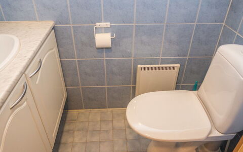 Kaukonraitti 4 C 2: Siège De Toilette, Salle De Bains, Toilette, Luminaire Plomberie, Sol, Lavabo, Sol, Blanc, Évier, Design Intérieur