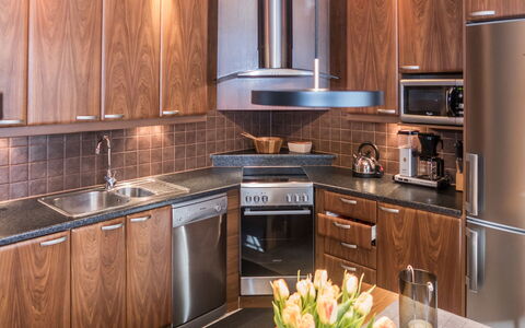 Harjula: Cuisine, Appareil De Cuisine, Comptoir, Principaux Appliance, Bois, Sol, Cabinetry, Design Intérieur, Électroménager, Meubles