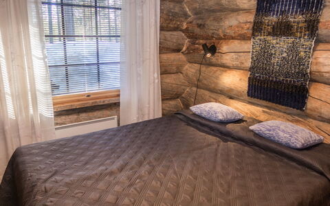 Harjula: Bois, Chambre, Drap De Lit, Literie, Lit, Linge, Design Intérieur, Sol, Marron, Meubles