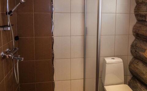 Harjula: Siège De Toilette, Salle De Bains, Sol, Toilette, Luminaire Plomberie, Sol, Design Intérieur, Plomberie, Pièce, Tuile