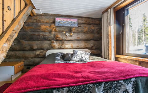 Mustalampi 2 Kurkiaura: Bois, Chambre, Drap De Lit, Literie, Lit, Pièce, Domicile, Linge, Oreiller, Cadre De Lit