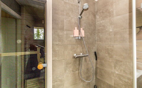 Villa Goskanjavri: Salle De Bains, Sol, Mur, Luminaire Plomberie, Sol, Tete De Douche, Design Intérieur, Toilette, Douche, Plomberie