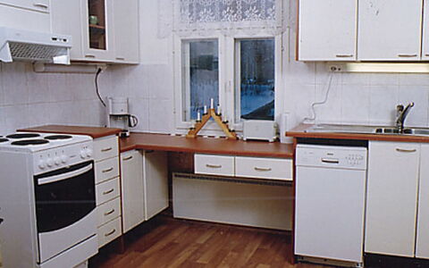 Eteläranta: Cuisine, Appareil De Cuisine, Comptoir, Cabinetry, Meubles, Sol, Bois, Principaux Appliance, Design Intérieur, Evier