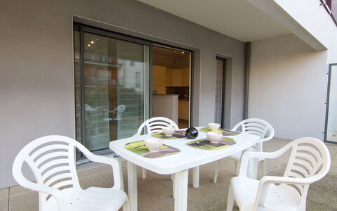 Quai Malo: Table, Meubles, Propriété, Chaise, Bois, Vaisselle, Design Intérieur, Sol, Architecture, Ombre