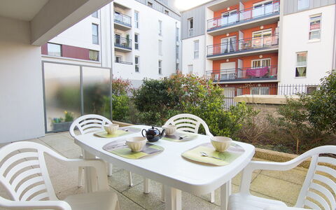 Quai Malo: Table, Meubles, Propriété, Plante, Fenêtre, Blanc, Chaise, Bâtiment, Design Intérieur, Plante D'Appartement