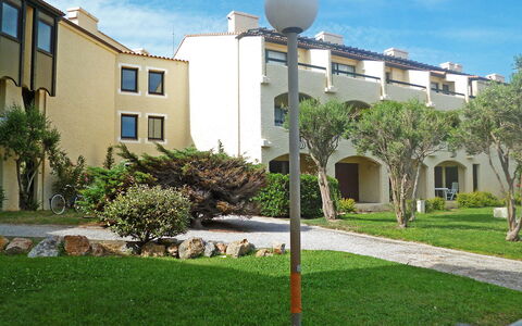 Le Barcarès 960: Plante, Ciel, Nuage, Bâtiment, Propriété, Fenêtre, Herbe, Lot Terre, Design Urbain, Quartier