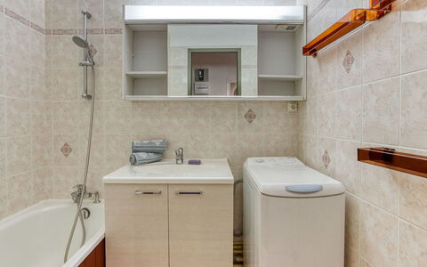 Les Menuires 380: Luminaire Plomberie, Miroir, Propriété, Évier, Robinet, Salle De Bains, Baignoire, Lavabo, Éclairage, Design Intérieur