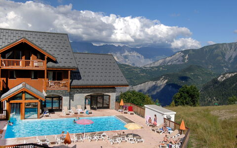 Le Corbier 700: Nuage, Ciel, Bâtiment, Piscine, Montagne, Paysage, Loisir, Immobilier, Plante
