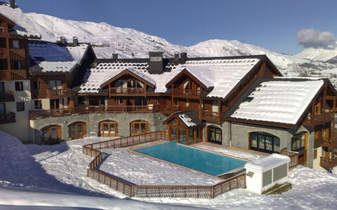 Le Corbier 700: Neige, Bâtiment, Ciel, Fenêtre, Monde, Montagne, Maison, Nuage, Pente, Bois