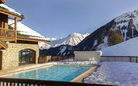 Le Corbier 700: Ciel, L'Eau, Propriété, Bâtiment, Montagne, Piscine, Bleu Azur, Fenêtre, Neige, Clôture
