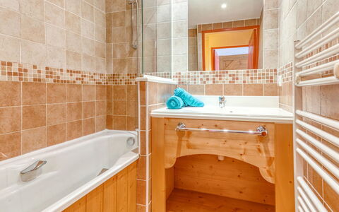 Le Corbier 700: Miroir, Propriété, Luminaire Plomberie, Baignoire, Salle De Bains, Robinet, Bois, Design Intérieur, Sol, Sol