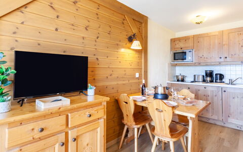 Le Corbier 700: Cabinetry, Comptoir, Meubles, Propriété, Bâtiment, Table, Bois, Cuisine, Éclairage, Design Intérieur