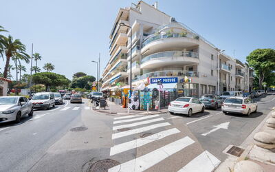 Antibes 185: L'Eau, Ciel, Propriété, Plante, Bâtiment, Nuage, Piscine, Arbre, Zone Résidentielle, Herbe