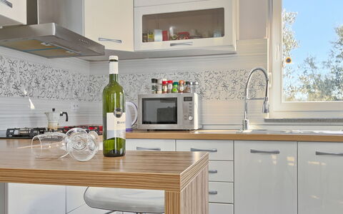 Amber: Comptoir, Blanc, Cuisine, Meubles, Pièce, Cabinetry, Propriété, Design Intérieur, Tuile, Domicile